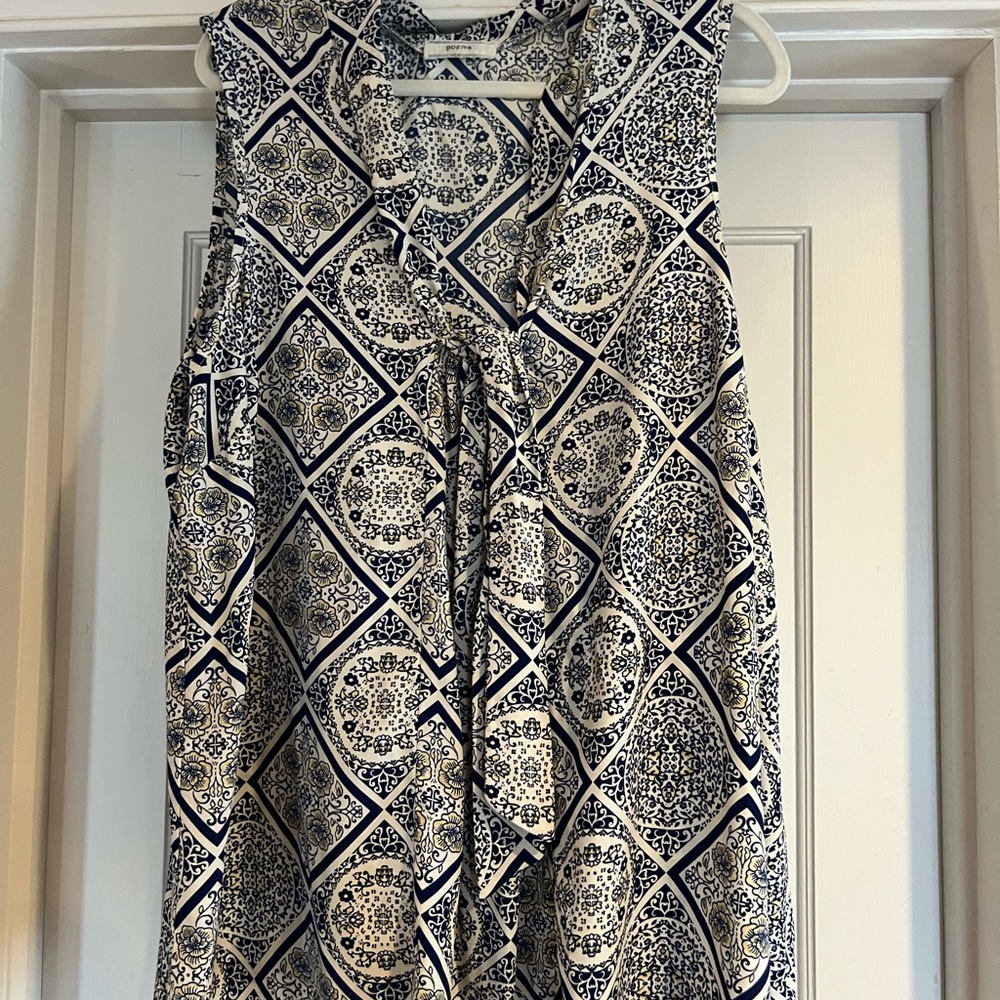 Elegant Navy and White Patterned Sleeveless Top